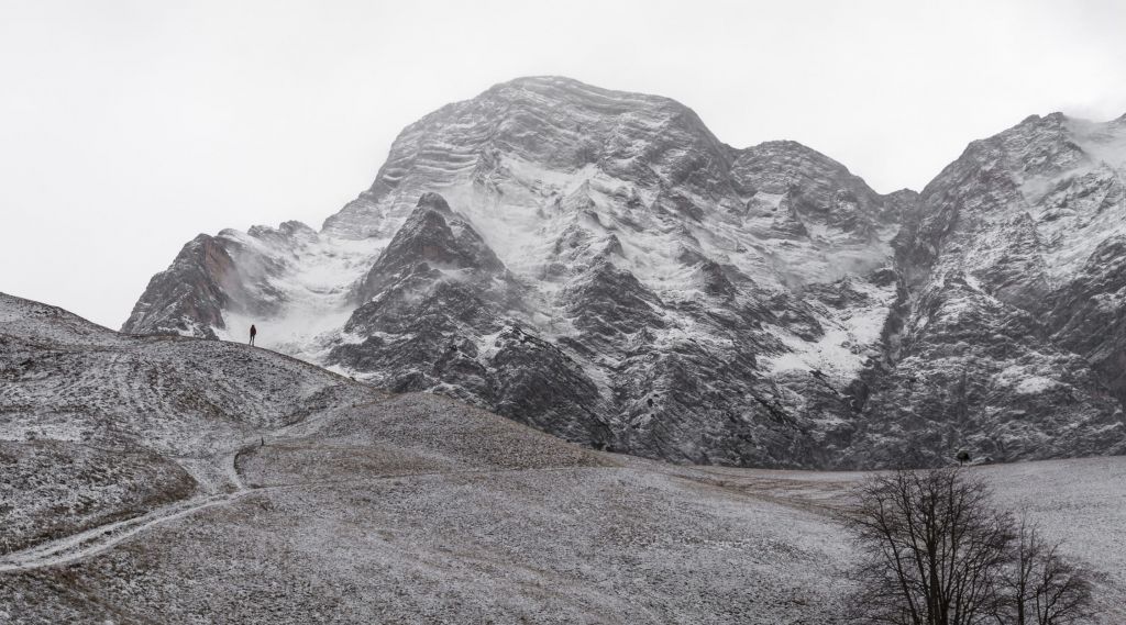 Snowing day at the food of Piz das Nü
